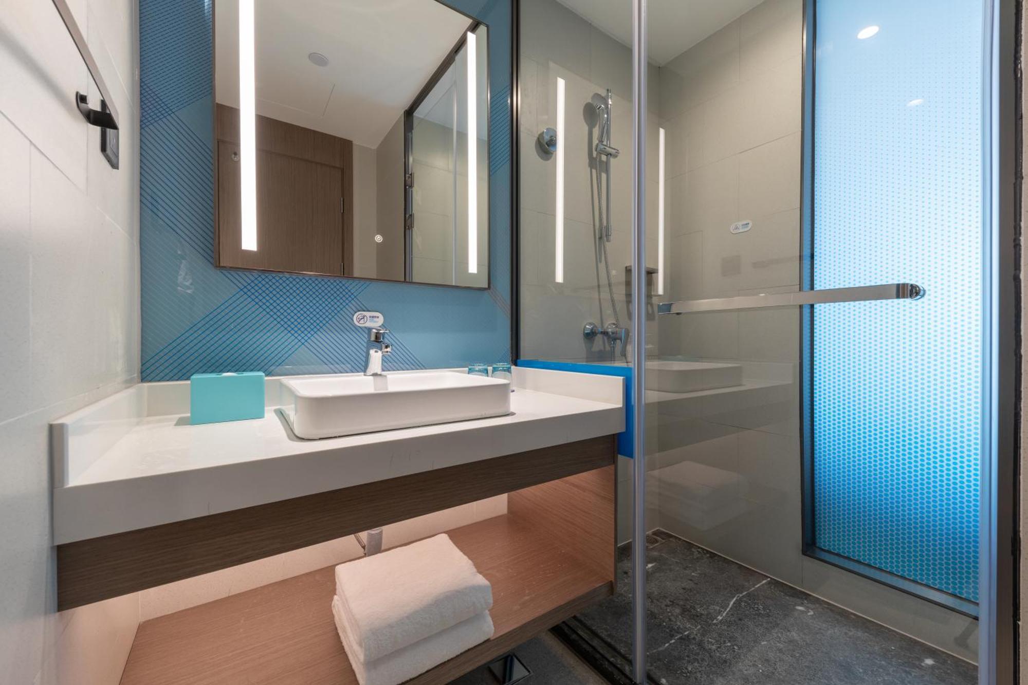 Holiday Inn Express Changfeng Park Шанхай Экстерьер фото
